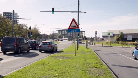 POV-Zu-Fuß-An-Der-Avenue-Leopold-III-In-Evere,-Belgien