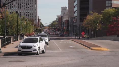 Centro-De-Pedernal,-Michigan-Con-El-Establecimiento-De-Una-Toma-De-Video-Estable-De-Autos-En-Una-Esquina