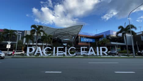 Toma-Estática-Que-Captura-El-Cartel-De-Letras-En-Bloque-En-La-Entrada-Principal-Del-Centro-Comercial-Pacific-Fair-Con-Tráfico-De-Automóviles-En-Primer-Plano-En-Un-Día-Soleado