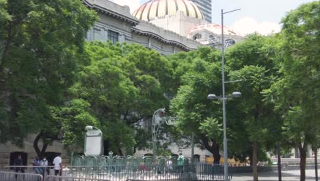 Entrada-A-La-Estación-De-Metro-Del-Palacio-De-Bellas-Artes-Con-La-Cúpula-Del-Palacio-Y-Un-Rascacielos-En-La-Parte-De-Atrás