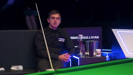 Der-Englische-Snookerspieler-Ronnie-O&#39;sullivan,-Weltmeister,-Ruht-Sich-Aus-Und-Schaut-Zwischen-Den-Sätzen-Bei-Einem-Spiel-Gegen-Die-Spielerin-Ng-On-Yee-Während-Des-Hong-Kong-Masters-Snooker-Turniers-Zu