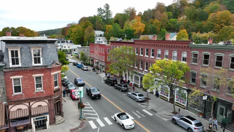 Luftaufnahme-Der-Hauptstraße-Und-Des-Stadtplatzes-Im-Amerikanischen-Nordosten