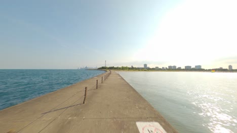 Zeitraffer-Der-Radtour-Ab-Montrose-Beach-Und-Auf-Chicagos-Lakefront-Trail-Am-Ufer-Des-Lake-Michigan