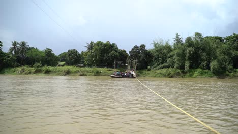 Menschen-überqueren-Den-Fluss-Mit-Booten