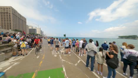 Radfahren-Auf-Dem-Lakefront-Trail-Durch-Menschenmassen,-Die-Die-Luft--Und-Wassershow-2022-In-Chicago-Am-Ufer-Des-Michigansees-Sehen