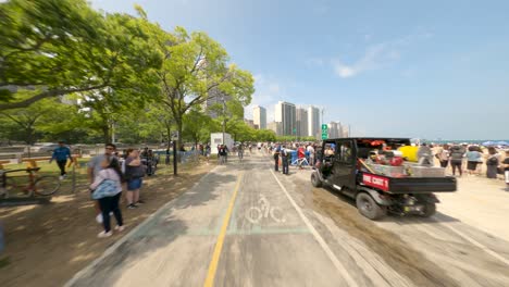 Crowd-of-people-on-the-shores-of-Lake-Michigan-watching-The-2022-Chicago-Air-and-Water-Show