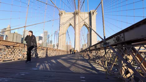 Una-Persona-Caminando-Por-El-Puente-De-Brooklyn