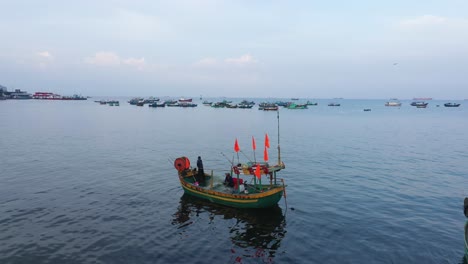 Ein-Kleines-Vietnamesisches-Fischerboot,-Das-Nach-Einer-Nacht-Auf-See-An-Land-Zurückkehrt