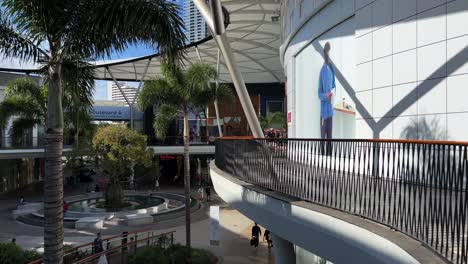 Compradores-Paseando-Y-Navegando-En-El-Centro-Comercial-Más-Grande-De-Pacific-Fairs-En-Gold-Coast-En-Broadbeach-Waters,-En-Una-Tarde-Relajante-Y-Soleada,-Queensland,-Australia