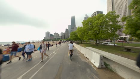 Paseo-En-Bicicleta-Por-El-Sendero-Frente-Al-Lago-Antes-Del-Inicio-Del-Espectáculo-Aéreo-Y-Acuático-De-Chicago-De-2022