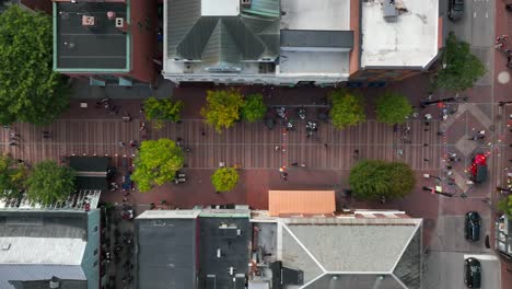 Antena-De-Arriba-Hacia-Abajo-De-La-Zona-Comercial-Al-Aire-Libre-De-Burlington-Vermont-Y-La-Pasarela-Peatonal