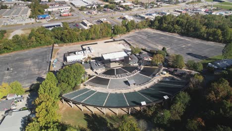 Acercamiento-Aéreo-Del-Anfiteatro-De-Oak-Mountain-En-Pelham,-Alabama