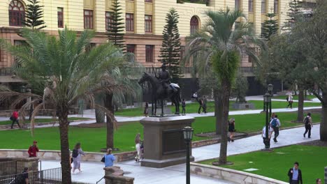 Täglich-Pendeln-17-Uhr-Hauptverkehrszeiten,-Büroangestellte,-Die-Nach-Hause-Eilen,-über-Den-Anzac-Square-In-Richtung-Hauptbahnhof-In-Der-Innenstadt-Von-Brisbane-City,-Zentrales-Geschäftsviertel,-Queensland,-Australien