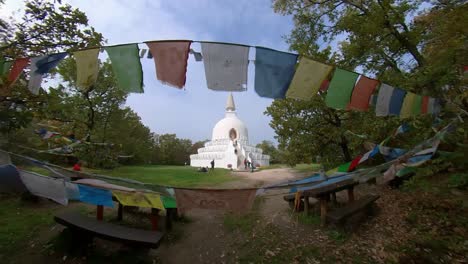 Weitwinkelaufnahme-Der-Friedensstupa-Mit-Betfahnen-Im-Vordergrund-In-Zalaszántó,-Ungarn