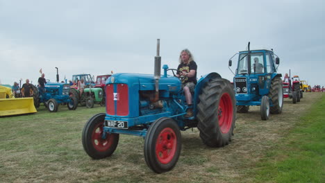 Klassische-Landwirtschaftliche-Traktoren,-Die-Bei-Der-Großen-Trethew-jahrgangsrallye-In-Liskeard,-Uk,-Vorführen