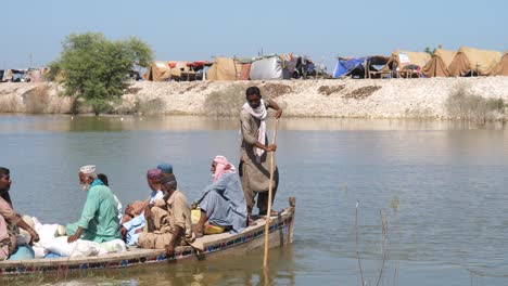 Eine-Statische-Aufnahme-Des-Rettungsteams,-Das-Während-Der-Rettungsaktion-In-Einem-Von-Der-überschwemmung-Betroffenen-Gebiet-In-Sindh-Von-Der-überschwemmung-Betroffene-Menschen-Zu-Einem-Sicheren-Ort-Auf-Dem-Boot-Verlagert