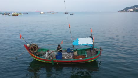 Ein-Kleines-Farbenfrohes-Traditionelles-Vietnamesisches-Fischerboot-Kehrte-Von-Der-Nacht-Auf-See-Zurück