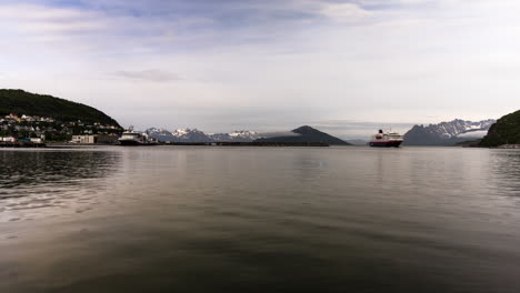 Kreuzfahrt-Mit-Der-Hurtigruten-Küstenfähre,-Andocken-Im-Zeitraffer-In-Skjervoy,-Tag