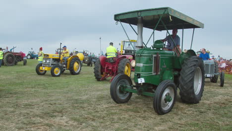 Antike-Landwirtschaftliche-Traktoren-Auf-Der-Parade-Bei-Der-Great-Trethew-Oldtimer-Rallye-In-Liskeard,-Großbritannien