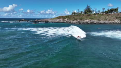 Surfista-Atlético-Montando-Una-Pequeña-Ola-En-La-Playa-Ho&#39;okipa-En-La-Costa-Norte,-Maui