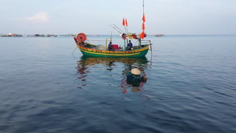 Un-Pequeño-Barco-De-Pesca-Vietnamita-Que-Regresa-A-La-Costa-Después-De-Una-Noche-En-El-Mar