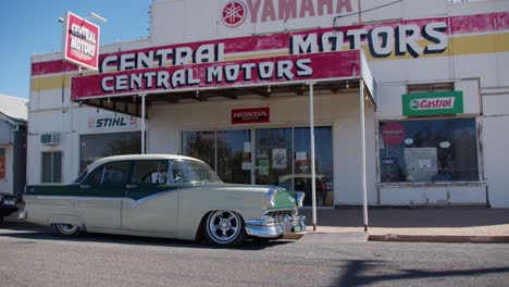 Coche-Viejo-Frente-A-Un-Edificio-Antiguo-En-El-Interior-De-Australia