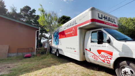 U-Haul-LKW,-Der-Neben-Einem-Haus-Geparkt-Ist-Und-Darauf-Wartet,-Nach-Einem-Umzug-Entladen-Zu-Werden