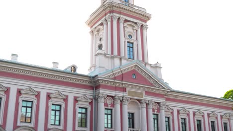 Museum-of-History-in-Jelgava-with-Latvian-flag,-tilt-up,-exterior