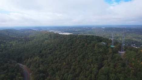 Vista-Aérea-De-La-Montaña-De-Roble-Con-Vistas-A-Pelham,-Alabama