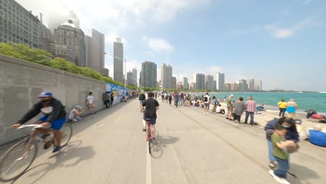 Radfahren-Auf-Dem-Lakefront-Trail-Durch-Menschenmassen,-Die-Die-Luft--Und-Wassershow-2022-In-Chicago-Am-Ufer-Des-Michigansees-Sehen