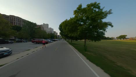 Nordwärts-Zeitraffer-Einer-Radtour-Auf-Chicagos-Lakefront-Trail-An-Den-Ufern-Des-Michigansees-Verkehr-Sonnenuntergang-Pendeln-Abenddämmerung