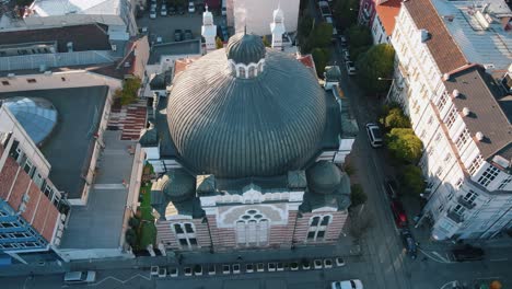 Fly-over-the-Sofia-Synagogue-and-street-traffic,-Bulgaria