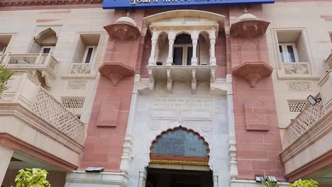 Gurudwara-Vintage-Aislado-Con-Cielo-Plano-En-La-Mañana-Desde-Un-Video-De-ángulo-Bajo-Tomado-En-Sisganj-Gurudwara-Nueva-Delhi-India-El-14-De-Abril-De-2022