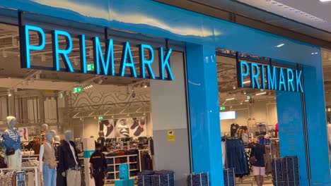 Escaparate-De-Primark,-Famosa-Cadena-De-Moda-Rápida-En-El-Centro-Comercial-La-Canada-En-Marbella-España,-Gente-Mirando-Alrededor-Y-Comprando,-Tiro-4k