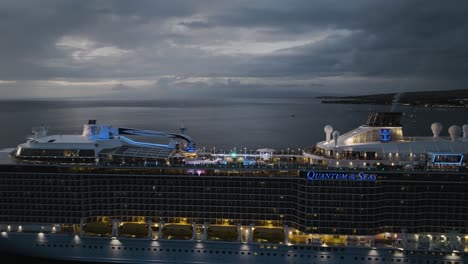 Un-Dron-Aéreo-Disparó-Sobre-Un-Gran-Crucero-De-Los-Mares-Frente-A-Las-Costas-De-Lahaina,-Hawai,-EE.UU.-Por-La-Noche