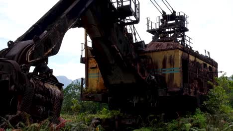 Grúa-De-Minería-De-Maquinaria-Pesada-Abandonada-Dentro-De-Una-Mina-Cerrada-De-Cobre-Y-Oro-Pangua-En-El-Centro-De-Bougainville,-Papúa-Nueva-Guinea