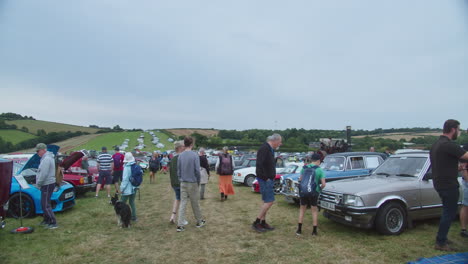 Visitantes-Y-Expositores-De-Automóviles-Con-Una-Variedad-De-Modelos-De-Automóviles-Antiguos-En-Una-Exhibición-Al-Aire-Libre-En-El-Gran-Rally-De-Trethew-En-Liskeard,-Reino-Unido