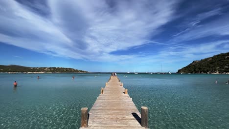 Muelle-De-Madera-Famoso-De-La-Playa-De-Santa-Giulia-En-La-Isla-De-Córcega,-Francia