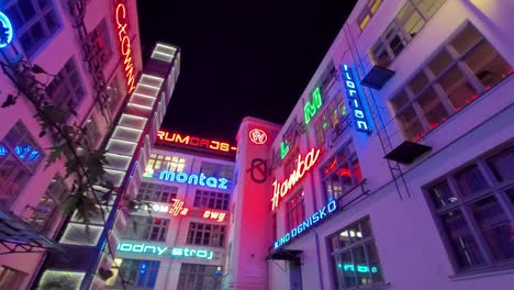 Panorámica-De-La-Galería-Kubo-Neon-Wrockla