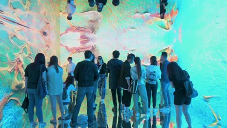 Chinesische-Besucher-Erleben-Eine-Immersive-Kunstinstallation,-Die-Von-Neuen-Digitalen-Medien-Wie-NFT-Kryptokunst-Und-Nicht-Fungiblen-Token-Als-Teil-Des-Neuen-Trends-In-Der-Modernen-Kunst-Inspiriert-Ist