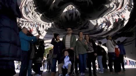 Cámara-Lenta-La-Familia-Chicago-Bean-Caminando-Con-Cochecito-Feliz