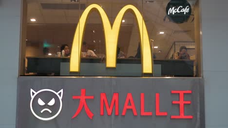 Se-Ve-A-Los-Clientes-Chinos-Comiendo-Una-Comida-En-El-Restaurante-De-Comida-Rápida-Estadounidense-Mcdonald&#39;s-Y-La-Cadena-Mccafe-En-Hong-Kong