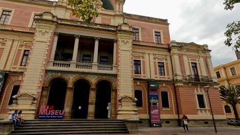 Timelapse-of-streets-of-Museu-das-Minas-e-do-Metal-MM-Gerdau-and-Banco-do-Brasil-Cultural-Center-exterior-at-Liberty-Square,-Belo-Horizonte,-Minas-Gerais,-Brazil