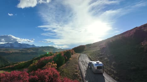 Una-Tarde-De-Otoño-De-Aspecto-Perfecto-Aventurándose-En-Una-Carretera-Secundaria-Durante-La-Temporada-De-Otoño-En-Colorado-En-Un-Remolque-De-Viaje