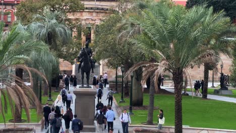 Eine-Große-Menge-Von-Büroangestellten,-Die-Um-17-Uhr-Nach-Hause-Eilen-Und-Schnell-In-Richtung-Hauptbahnhof-über-Das-War-Memorial-Anzac-Square-In-Der-Innenstadt-Von-Brisbane-City,-Central-Business-District,-Queensland,-Australien,-Gehen