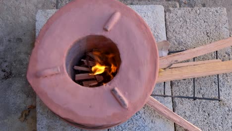 Holzofen-Aus-Ton,-Blick-Von-Oben-Nach-Unten-In-Den-Herd-Mit-Anzünden-Und-Flammen,-Bereit-Zum-Kochen-Von-Speisen