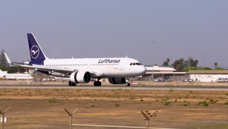 Un-Avión-Airbus-A320-De-La-Aerolínea-Alemana-Lufthansa-Aterriza-Con-Turistas-En-El-Aeropuerto-De-Faro-En-Portugal