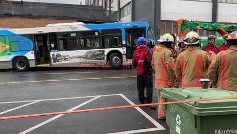 Bomberos-En-El-Lugar-De-Un-Accidente-De-Autobús