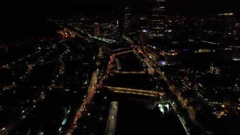 Santiago-De-Chile-Avenue-Bei-Nacht-Luftdrohne-über-Der-Hauptstraße,-Autoverkehr-Nachtlichter-Der-Metropolstadt-In-Der-Nähe-Der-Andenkordilleren