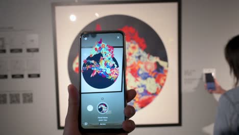 Ein-Chinesischer-Besucher-Nutzt-Augmented-Reality-Mit-Einem-Smartphone,-Um-Mit-Kunstwerken-Auf-Der-Digital-Art-Fair-Asia-Zu-Interagieren,-Die-Kommende-Trends-Wie-Web-3-Präsentiert